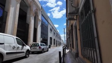 POV Lizbon 'un tarihi sokaklarında gün ışığında yürüyor