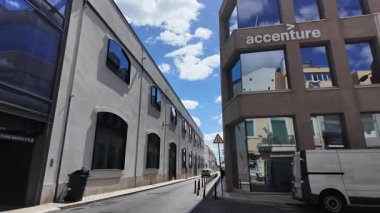 Yaya perspektifinden Lizbon şehrinin engebeli yürüyüşü