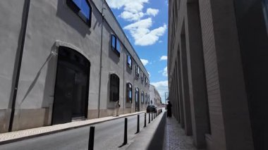 Güneşli Avrupa atmosferli Lizbon POV yürüyüş videosu