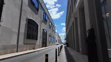 Lizbon 'un eski şehir sokaklarını ve kültürünü keşfeden gezici POV