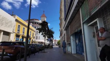 Aydınlık bir yaz gününde Lizbon 'da yürüyüş yapan ilk kişi.