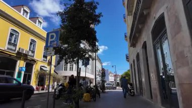 POV, tarihi Avrupa mimarisini sergileyerek güneşli Lizbon sokaklarında yürüyor