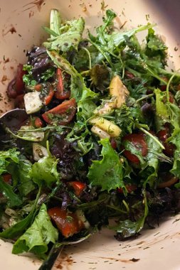 Kiraz domatesli ve soslu canlı bahçe salatası.