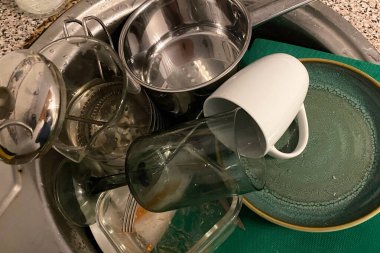 Yemeklerden sonra bulaşık dolu lavabo.