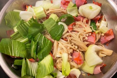Taze Bok Choy, Enoki mantarı ve jambonlu tencere.