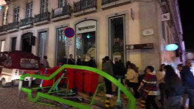 Lizbon sokaklarında POV gece yolculuğu