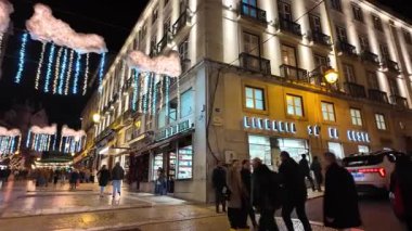 Lizbon sokaklarında tatil atmosferiyle gece gezintisi.