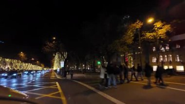 Gece Lizbon tatil caddelerinin POV araba penceresi manzarası