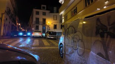 POV gece arabası mevsimlik ışıklandırmayla Lizbon 'dan geçiyor.