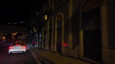 Lizbon sokaklarının gece manzaralı görüntüsü