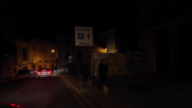 Lizbon 'da Noel ışıklarının önünden geçen ilk kişi.