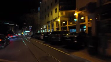 Lizbon şehir merkezinde tatil aydınlatması altında POV sürmek