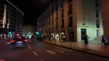 Lizbon tatil süslemelerini yakalamak için gece araba yolculuğu