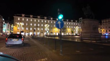 POV sinematik gece yolculuğu Lizbon şehir merkezinde