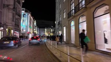 Lizbon tatil sokaklarında araba kullanan ilk kişi.