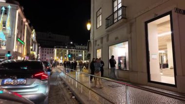 Lizbon şehrinde Noel atmosferiyle POV gece gezintisi