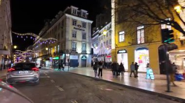 Lizbon 'da gece gezintisi şehir ışıklarını ve hareketlerini yakalıyor.