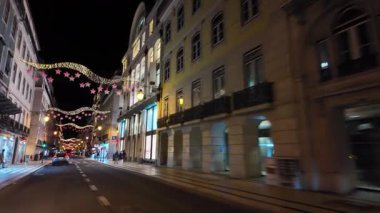 POV, gece Lizbon sokaklarında şenlikli bir dekorla geziyor.