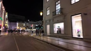 Lizbon 'da Noel için dekore edilmiş POV gece gezisi