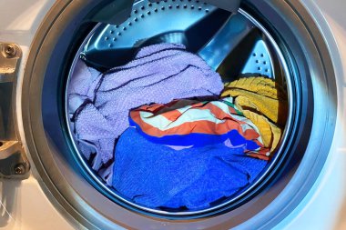 Çamaşır Makinesi Davulunun İçinde Renkli Çamaşır