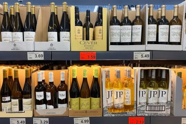 Süpermarket koridorunda sergilenen şarap şişeleri