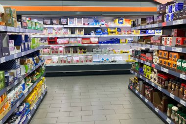 Depolanmış Raflarla Süpermarket Koridoru