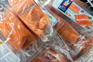 Taze vakumlanmış somon filetosu perakende paketinde