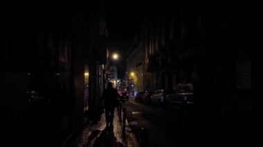 Lizbon Şehir Sokakları Gece POV Yürüyüş Görüntülerinde