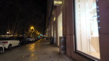 POV gece vakti Lizbon sokaklarında yürüyor ve insanlar