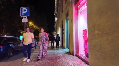 POV Lisbon farkındalık ve rahatlama için gece yürüyüşü