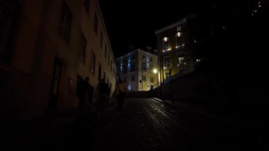 POV gece gezintisi Lizbon sokaklarında ve mimaride