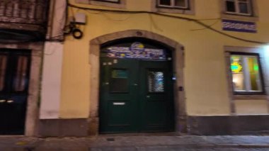 Lizbon 'da POV kentsel gece yürüyüşü yumuşak ışıklandırma ve insanlarla