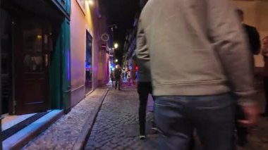 Gece Lizbon şehir merkezinde yavaş POV yürüyüşü