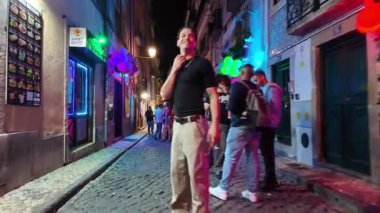 Geceleri Lizbon 'da dolaşırken zihinsel sağlığın iyi olması için