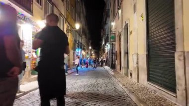 Lizbon sokaklarında sakin arka plan kullanımı için hafif POV yürüyüşü