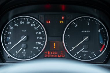 Hız göstergesi, kilometre sayacı ve uyarı ışığı olan araç konsolu