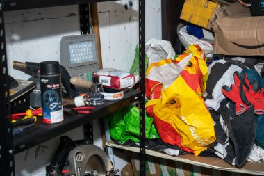 Atölyede ya da Depolama Alanında Dağınık Raflar