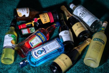 Çeşitli Ruhlar, Şaraplar ve Likörler.