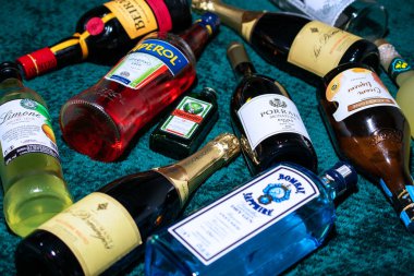 Yeşil Kumaşta Likör ve Şarap Şişleri