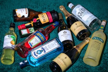 Çeşitli İçki ve Şarap Şişeleri Koleksiyonu