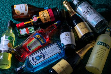 Çeşitli şarap şişeleri, içkiler ve likör.