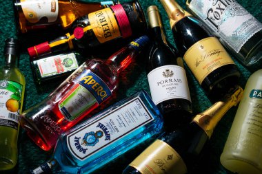 Alkollü içecek şişeleri çeşitleri.