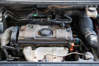 Bir araba motoru kompartımanının ayrıntılı görüntüsü