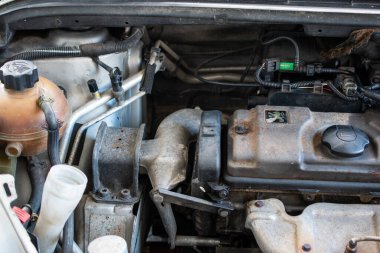 Bir araba motoru kompartımanının ayrıntılı görüntüsü