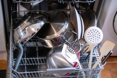 Kirli Tabaklar ve Utensillerle Yüklenmiş Bulaşık Makinesi