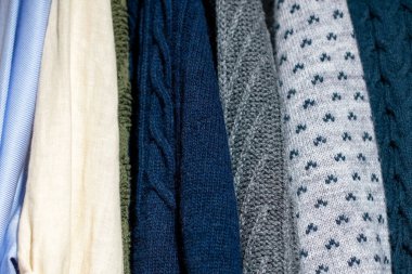 Bir Dolapta Örgü Giysileri Koleksiyonu