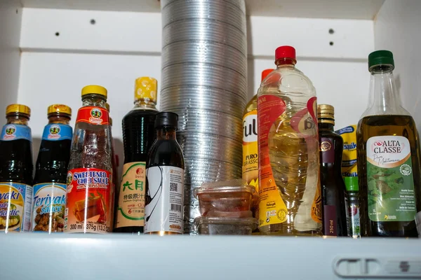 Çeşit çeşit soslu ve yağlı mutfak rafı.