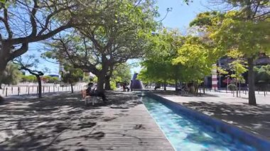 Lizbon Çağdaş Alanında Güneşli Şehir Gezintisi