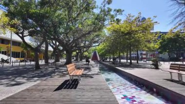 Modern Lizbon Rıhtım Bölgesinde Parlak Gündüz Gezintisi