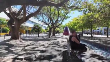 POV Lizbon Uluslar Parkı 'nda Sıcak Güneş Işığıyla Yürüyor